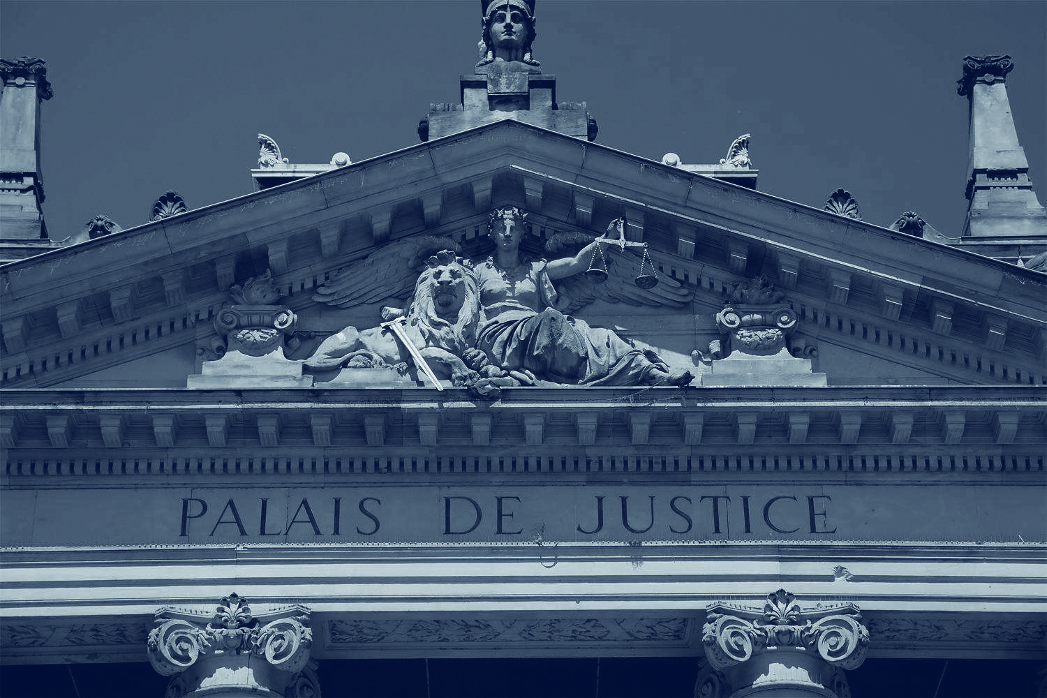palais-de-justice-noir-blanc